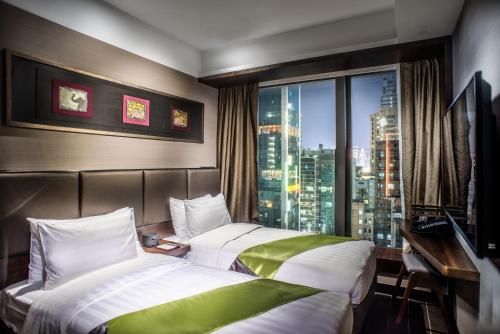 香港瑞生嘉威酒店的酒店客房设有两张床和窗户。