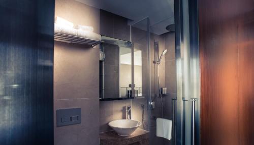 瑞生嘉威酒店的一间浴室