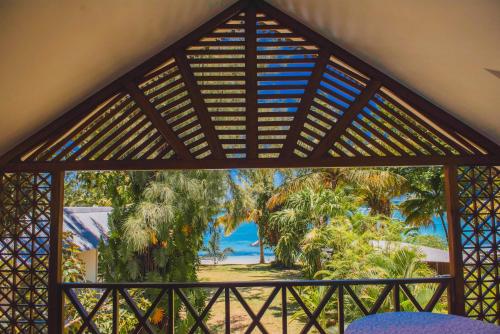 格兰贝伊椰子酒店的客房享有海滩和棕榈树的景致。