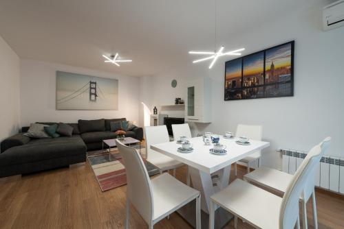 索非亚Grand Vitosha Apartments的客厅配有白色的桌子和椅子