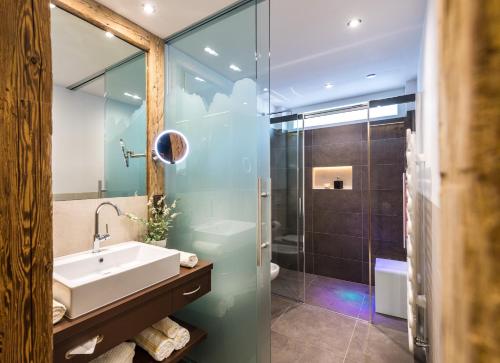 卡斯特尔罗托Appartements Plattnerhof的一间带水槽和淋浴的浴室
