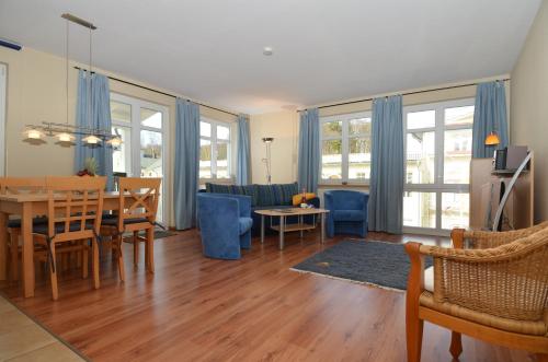 奥斯赛拜-塞林Villa Seerose - Appartement 07的客厅和带桌椅的用餐室