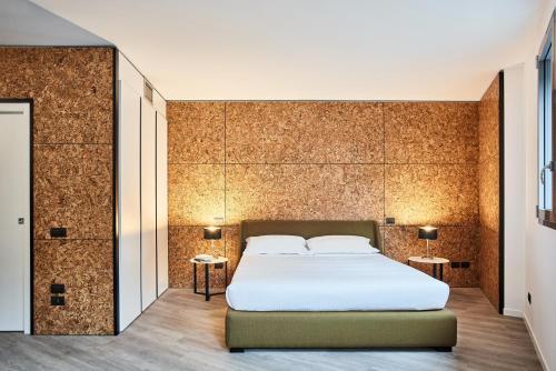 科莫拉佩拉拜赛达尔公寓式酒店的卧室配有白色的床和2张桌子
