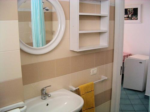 佩斯基奇BLU MARINE CASA a 10mt dalla SPIAGGIA的一间带水槽和镜子的浴室