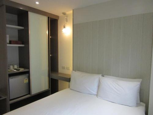 曼谷城市别墅的一间卧室配有带白色枕头的床