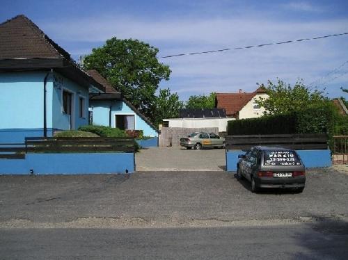 塞克希费黑瓦尔多米诺盘兹奥住宿加早餐旅馆的停在房子旁边的停车场的汽车
