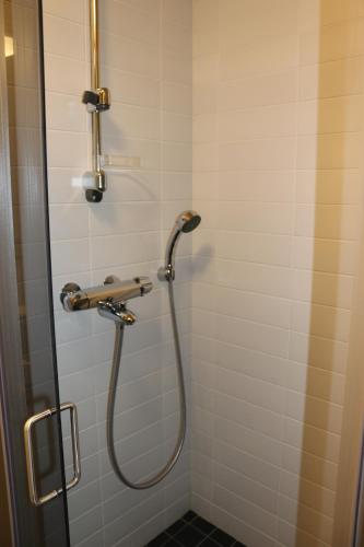 劳卡Finnclub Voyage Luxury Appartment的浴室内配有淋浴和头顶淋浴