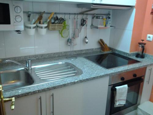 波尔图可沃洛公寓的厨房配有水槽和台面