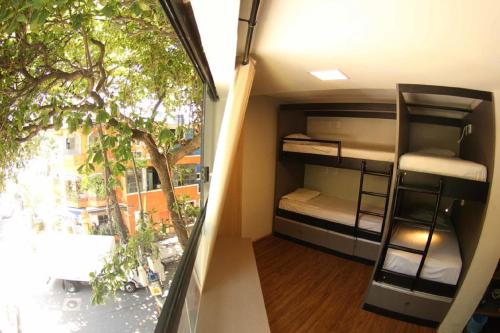 依帕内玛海滩旅舍客房内的一张或多张双层床