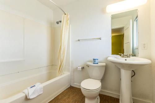 圣拉斐尔圣拉菲尔6号汽车旅馆的白色的浴室设有卫生间和水槽。