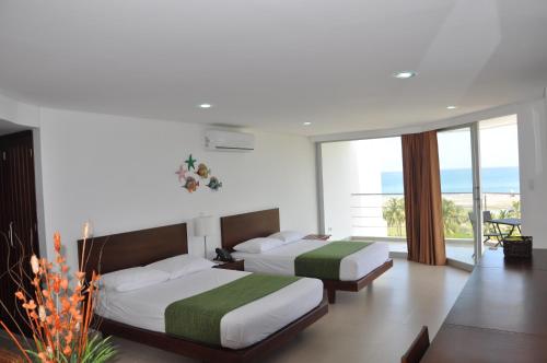 TubaráHotel Isla Verde的海景客房 - 带两张床