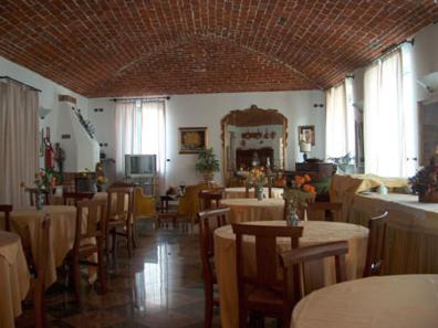 阿斯蒂艾尔伯格安缇卡多加纳酒店的一间带桌椅的用餐室和大型天花板