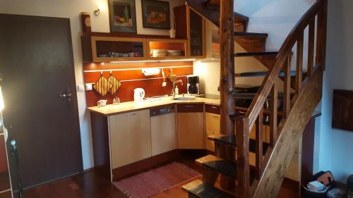 考斯赛力克科塔尔寺卡斯赛力克公寓的厨房设有楼梯、水槽和柜台