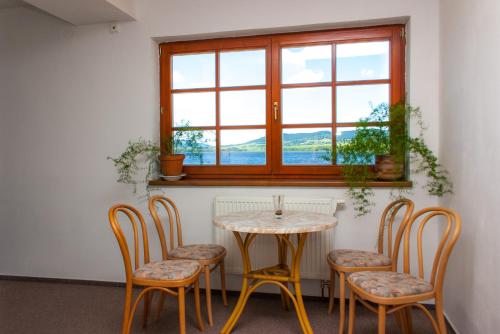 霍尼普拉纳娜普拉兹酒店的窗户客房内的桌椅