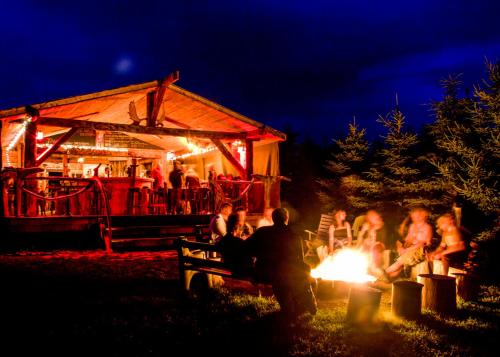 L’Anse-au-Griffon格里芬艳遇木屋旅舍的一群人晚上坐在火炉旁