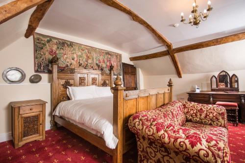阿普比艾波比城堡酒店的一间卧室配有一张床、一把椅子和一架钢琴