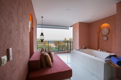 华欣华欣马拉喀什Spa度假酒店的带浴缸的浴室和大窗户