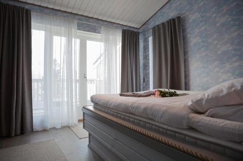 TeijoVilla Seaview Guesthouse & Spa的一间卧室设有一张床和一个大窗户