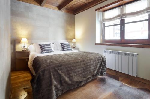 巴奎伊拉-贝莱特Val de Ruda Luxe 34 by FeelFree Rentals的一间卧室设有一张大床和一个窗户。