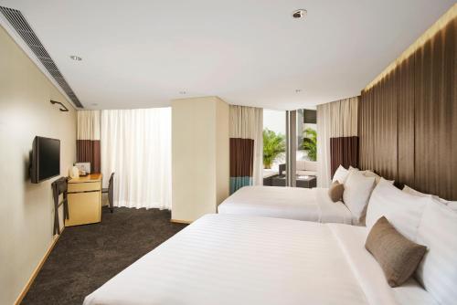 香港香港壹零捌馆的酒店客房设有两张床和电视。