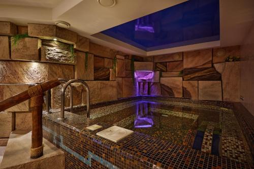 苏尔古特艺术酒店的带浴缸及淋浴的大浴室