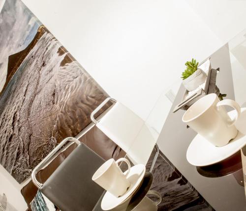 厄尔梅达诺La Perla Médano 3的客房内设有带水槽和卫生间的浴室