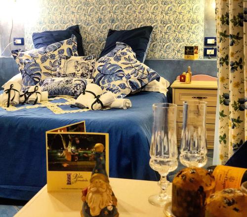 卡瓦德蒂雷尼斯密托德别墅酒店的一间卧室配有一张带蓝色和白色枕头的床
