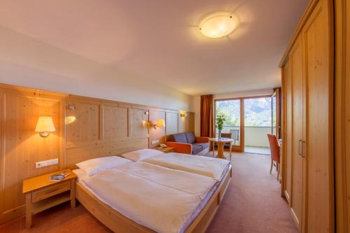 卡斯特尔罗托潜水者酒店的酒店客房配有一张床铺和一张桌子。
