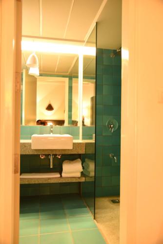维沙卡帕特南The Port Hotel的一间带水槽和镜子的浴室