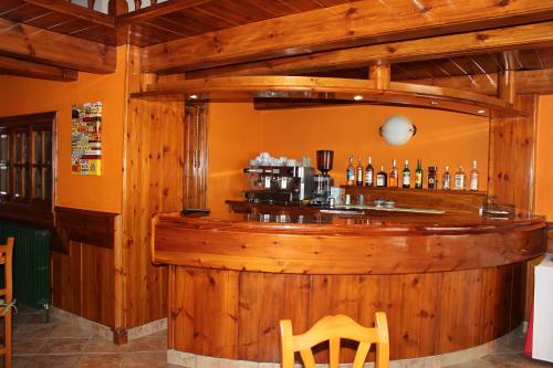维耶拉拉波纳瓜酒店的木墙餐厅内的酒吧