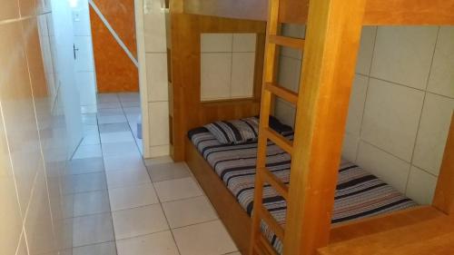 加斯帕Hostel Fariafaz的一间客房内配有双层床的房间