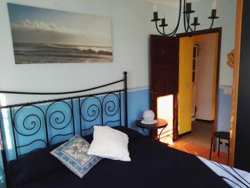 ValbravennaFontana's House Relax的一间卧室配有一张蓝色床头板的床