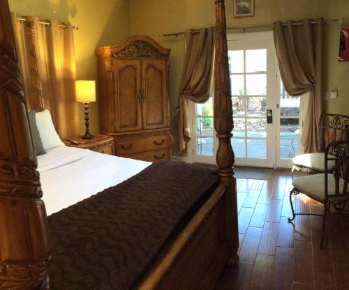 格伦艾伦格伦艾伦秘密小屋宾馆的一间卧室设有一张大床,并有一扇通往庭院的门