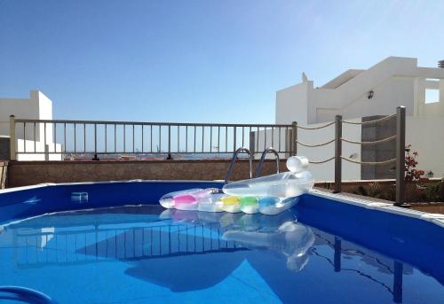 罗萨里奥港Casa Marinero with Private Pool的游泳池内充气玩具的游泳池