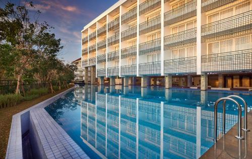 金巴兰巴厘岛金巴兰斯特萨酒店的大楼前的游泳池