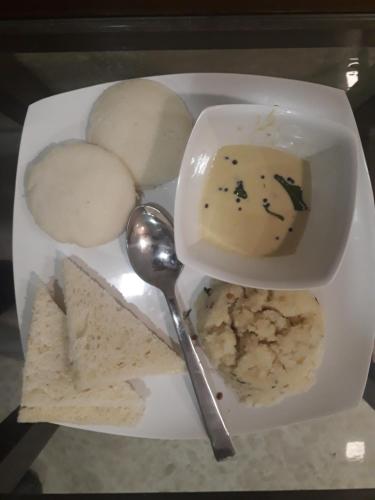 孟买阿尔法国际酒店的一小盘带一碗浸泡和饼干的食物