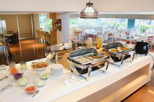 曼谷曼谷新时代酒店的餐厅的自助餐,包括餐桌上的食品