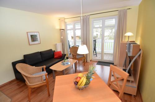 奥斯赛拜-塞林Villa Seerose - Appartement 17的客厅配有沙发和桌子