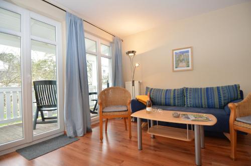 奥斯赛拜-塞林Villa Seerose - Appartement 18的客厅配有沙发和桌子