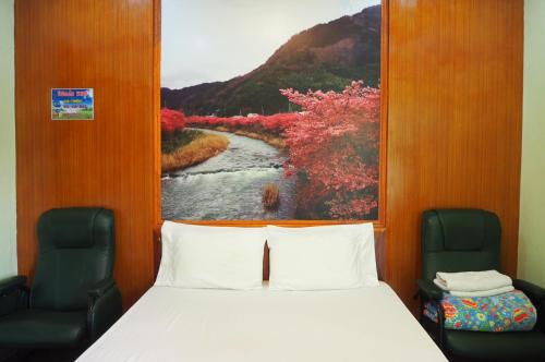 乌隆他尼555 Resort的河画室的一张床位