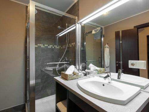 基辅帮提亚克酒店的浴室配有白色水槽和淋浴。