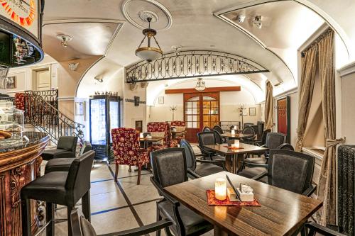 瓦拉日丁Arbia Dorka Heritage Palace的一间带桌椅的餐厅,以及楼梯