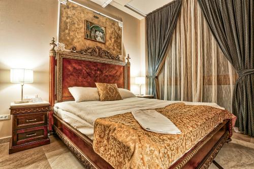 瓦拉日丁Arbia Dorka Heritage Palace的一间卧室配有一张木架大床