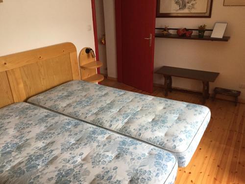 贝拉蒙特Bellamonte Mar的一间卧室配有一张带蓝色和白色棉被的床