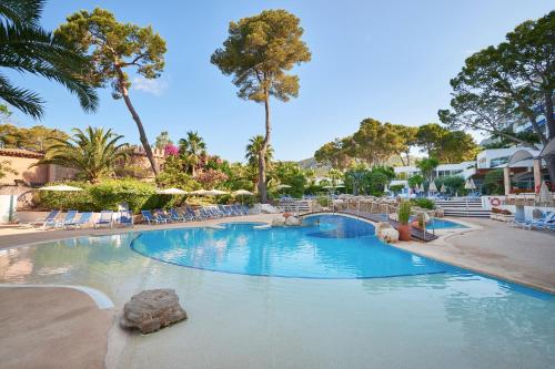 科斯塔德班斯Hipotels Eurotel Punta Rotja Spa-Golf的一个带椅子和棕榈树的大型游泳池