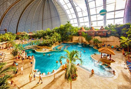 克劳斯尼克热带岛屿度假酒店的主题公园里有一个大型游泳池,里面的人