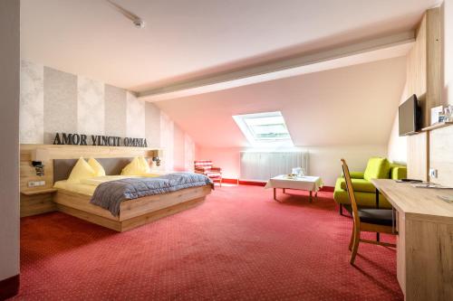 Haibach ob der DonauRiverresort Donauschlinge的一间卧室配有一张床和一张书桌