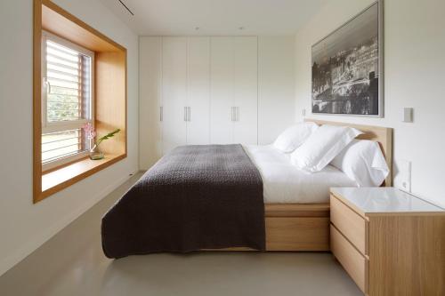 圣塞瓦斯蒂安Villa Enea by FeelFree Rentals的一间卧室设有一张大床和一个窗户。