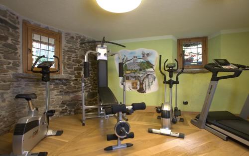 因特罗德伊尔菲茵尼耶德拉诺娜公寓的一间健身房,里面设有数个健身器材