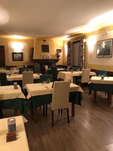 布勒伊-切尔维尼亚Hotel Edelweiss 3 Stelle SUPERIOR的一间在房间内配有桌椅的餐厅